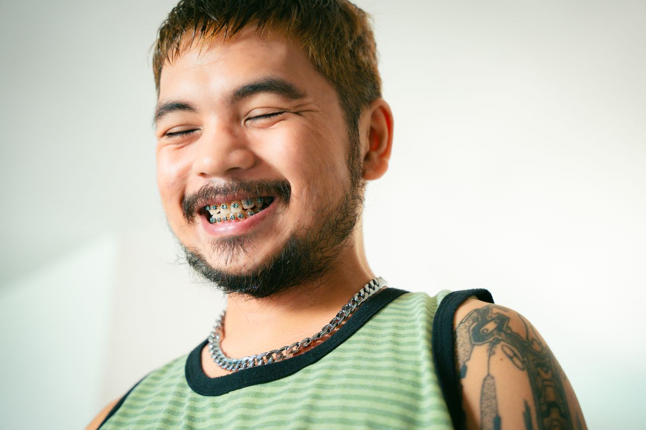 homem com aparelho sorrindo